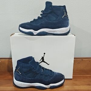 Jordan Women's Blue Sneakers